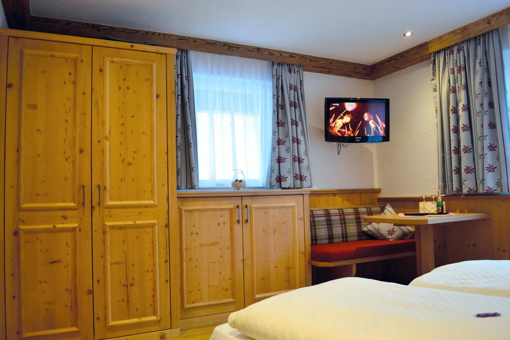 Pension Alpenperle Holzgau Bagian luar foto